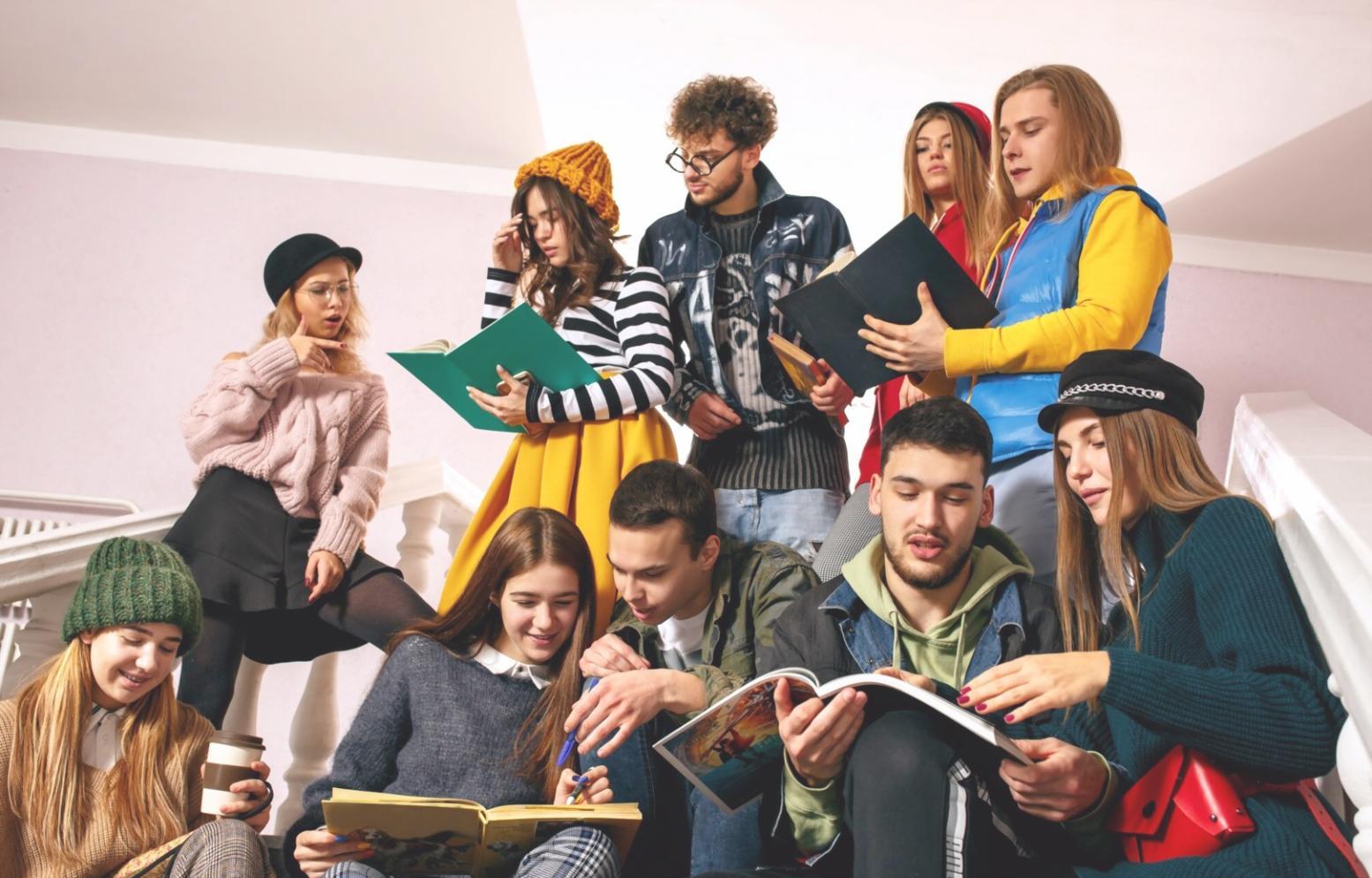 Session d'analyse budgétaire avec documents financiers et calculatrice