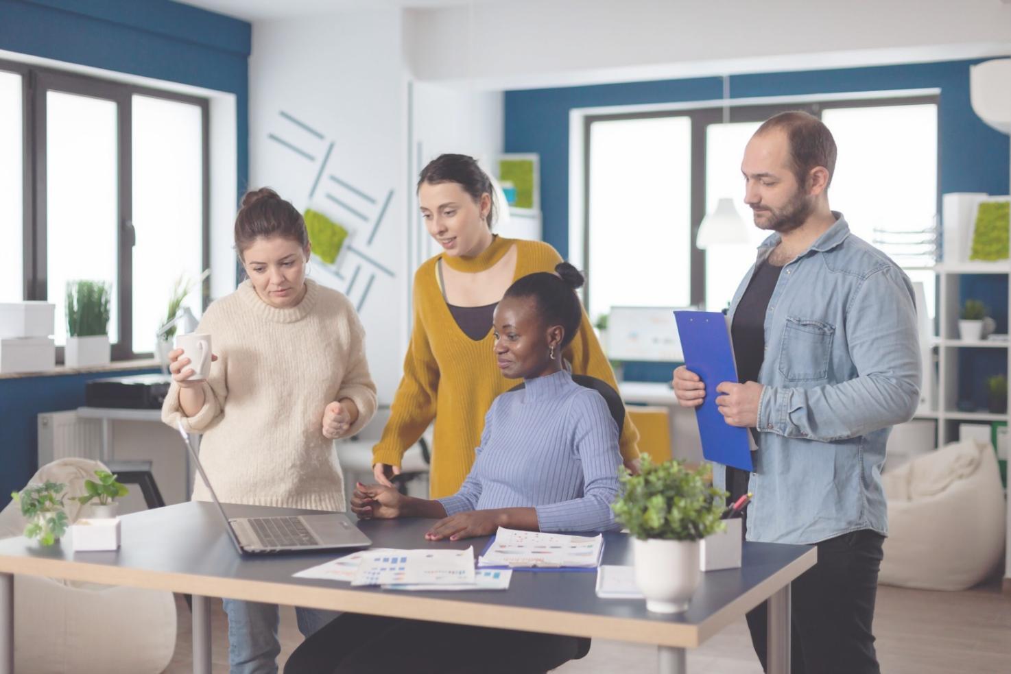 Famille planifiant son budget mensuel ensemble